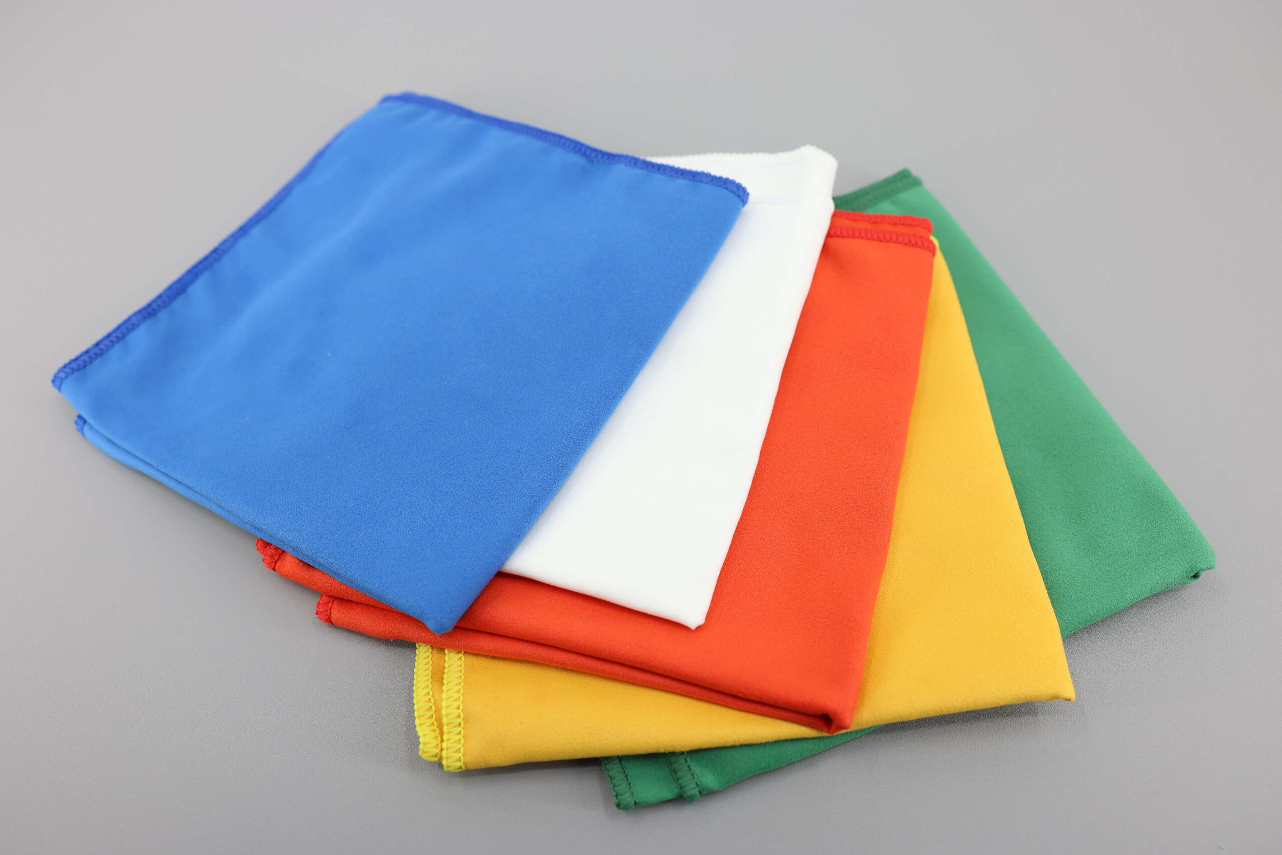 Toalha de mesa em microfibra camurça, cor sólida.